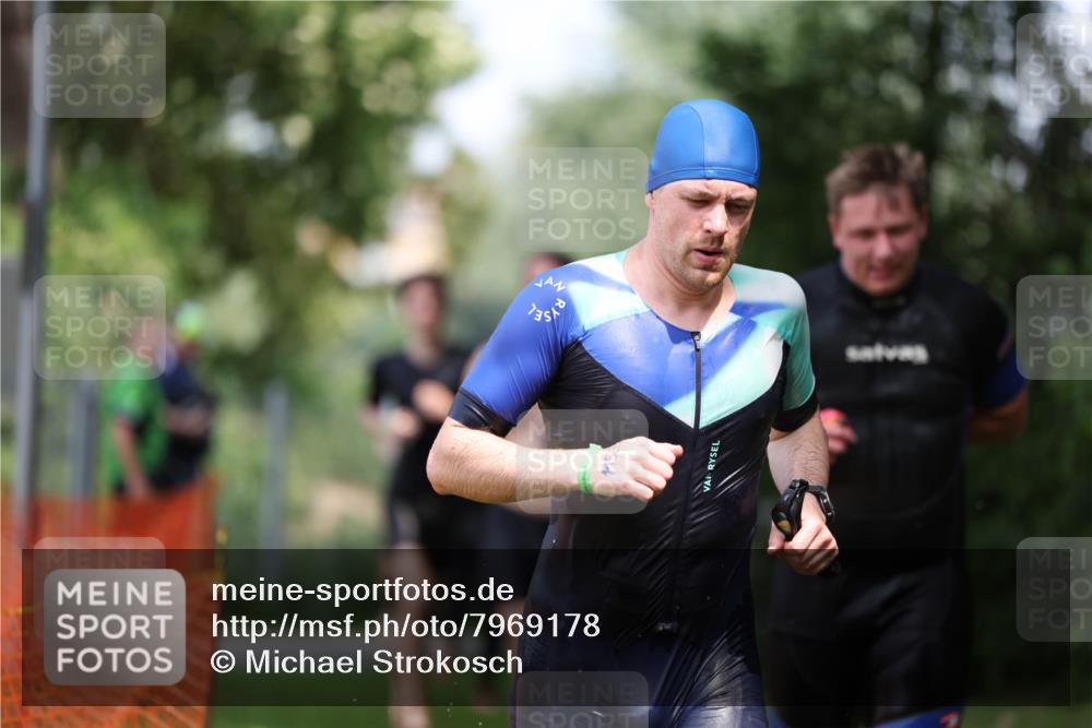 15.06.2025 - 7 Türme Triathlon Michael Strokosch http://msf.ph/oto/7969178 15.06.2025 12:55:57 Schwimmen 708, 755, 776, 818, 833, 877, 880, 895, 904, 919, 1023, 1071, 1120, 1144, 1150, 1153, 1177 meine-sportfotos.de