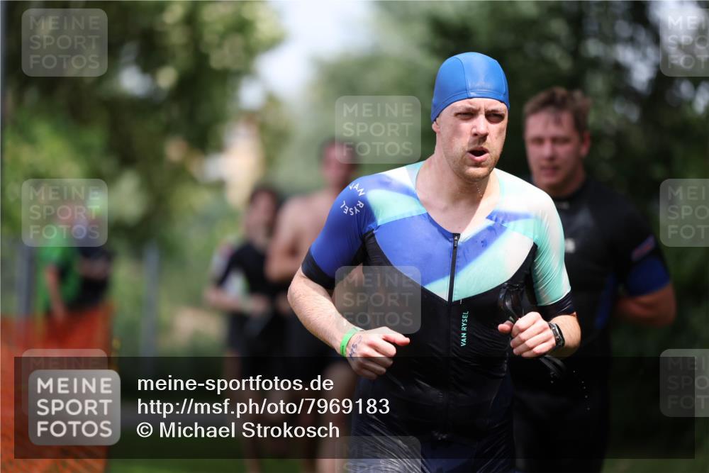 15.06.2025 - 7 Türme Triathlon Michael Strokosch http://msf.ph/oto/7969183 15.06.2025 12:55:58 Schwimmen 708, 741, 776, 818, 833, 877, 880, 895, 904, 1023, 1071, 1120, 1144, 1150, 1153, 1177 meine-sportfotos.de