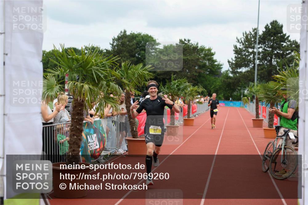 15.06.2025 - 7 Türme Triathlon Michael Strokosch http://msf.ph/oto/7969260 15.06.2025 13:51:35 Ziel 772, 955, 1072 meine-sportfotos.de