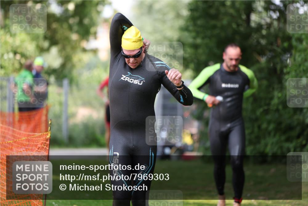 15.06.2025 - 7 Türme Triathlon Michael Strokosch http://msf.ph/oto/7969303 15.06.2025 12:56:09 Schwimmen 708, 741, 776, 804, 818, 833, 869, 872, 880, 895, 896, 904, 992, 1091, 1120, 1149, 1150, 1153, 1177 meine-sportfotos.de