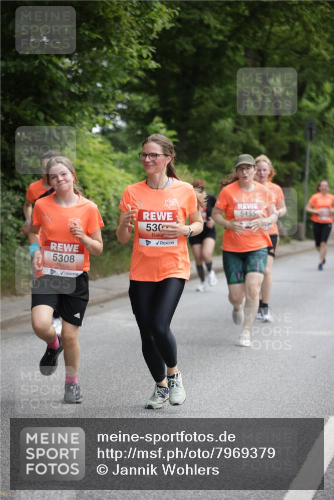 15.06.2025 - REWE Women's Run Jannik Wohlers http://msf.ph/oto/7969379 15.06.2025 10:04:26 Laufen 5308, 530, 5455 meine-sportfotos.de