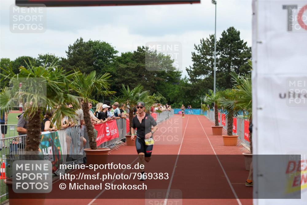 15.06.2025 - 7 Türme Triathlon Michael Strokosch http://msf.ph/oto/7969383 15.06.2025 13:52:22 Ziel 789 meine-sportfotos.de