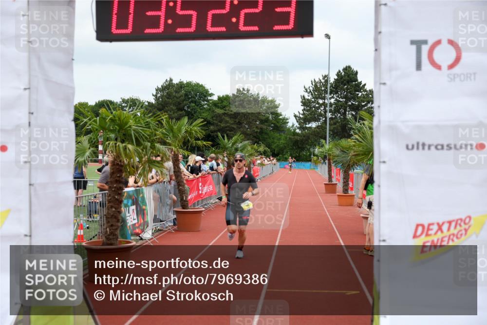 15.06.2025 - 7 Türme Triathlon Michael Strokosch http://msf.ph/oto/7969386 15.06.2025 13:52:22 Ziel 789 meine-sportfotos.de