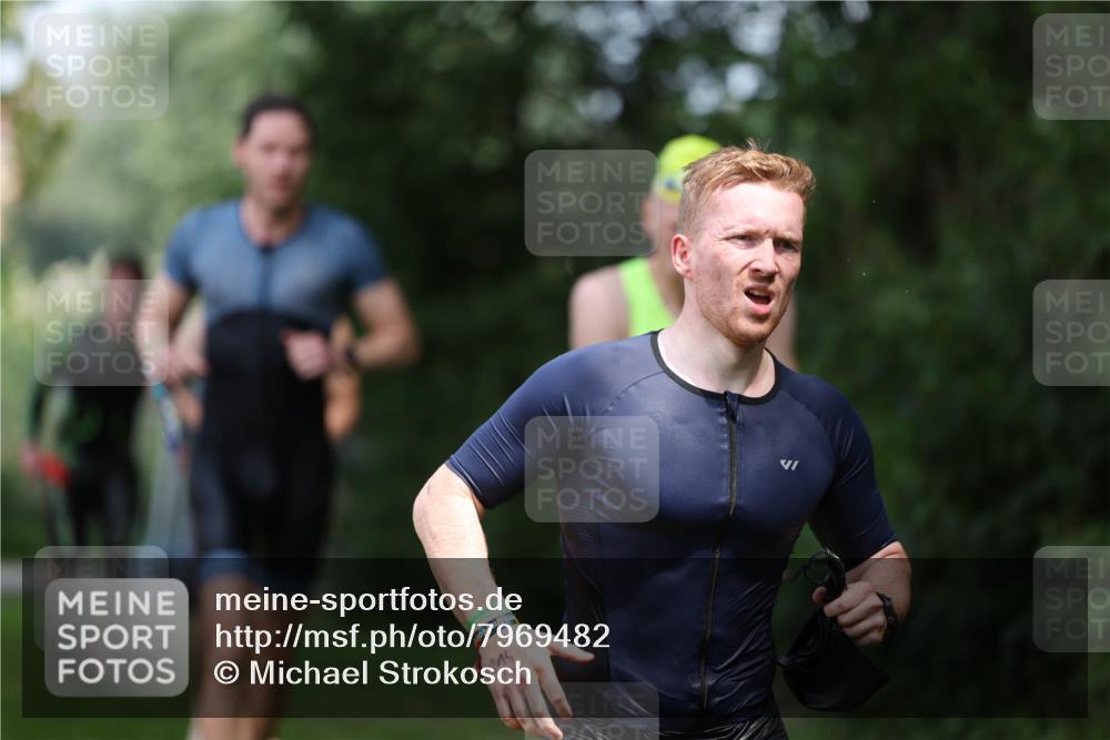 15.06.2025 - 7 Türme Triathlon Michael Strokosch http://msf.ph/oto/7969482 15.06.2025 12:56:23 Schwimmen 741, 767, 786, 804, 842, 851, 869, 872, 880, 896, 904, 963, 992, 1060, 1070, 1077, 1091, 1149 meine-sportfotos.de