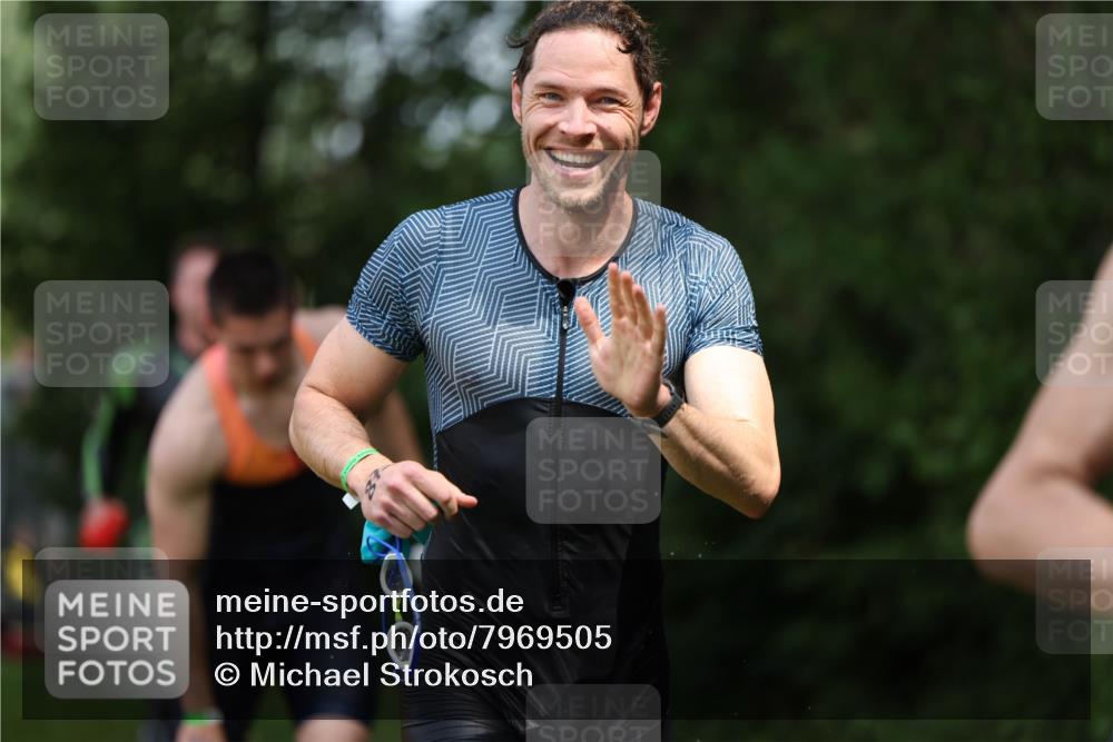 15.06.2025 - 7 Türme Triathlon Michael Strokosch http://msf.ph/oto/7969505 15.06.2025 12:56:25 Schwimmen 741, 767, 786, 804, 842, 851, 868, 869, 872, 880, 886, 896, 963, 992, 1060, 1070, 1077, 1091, 1149 meine-sportfotos.de