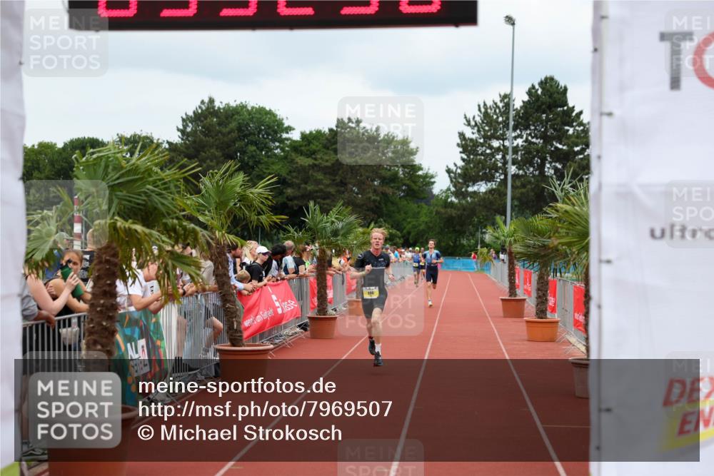 15.06.2025 - 7 Türme Triathlon Michael Strokosch http://msf.ph/oto/7969507 15.06.2025 13:52:56 Ziel 719, 886 meine-sportfotos.de