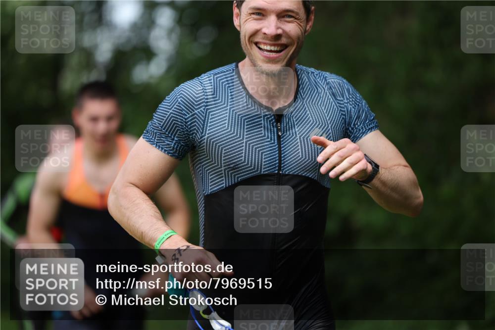 15.06.2025 - 7 Türme Triathlon Michael Strokosch http://msf.ph/oto/7969515 15.06.2025 12:56:26 Schwimmen 741, 767, 786, 804, 842, 851, 868, 869, 872, 880, 886, 896, 963, 992, 1060, 1070, 1077, 1091, 1149, 1175 meine-sportfotos.de