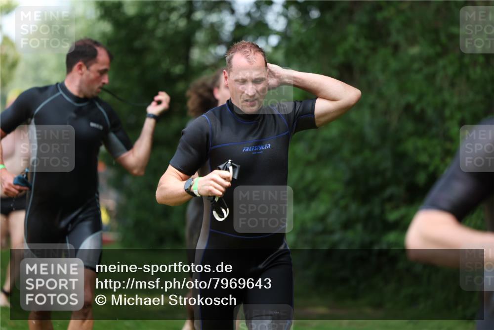 15.06.2025 - 7 Türme Triathlon Michael Strokosch http://msf.ph/oto/7969643 15.06.2025 12:56:38 Schwimmen 767, 786, 804, 842, 851, 868, 886, 901, 963, 1003, 1028, 1060, 1070, 1077, 1132, 1175, 1198 meine-sportfotos.de