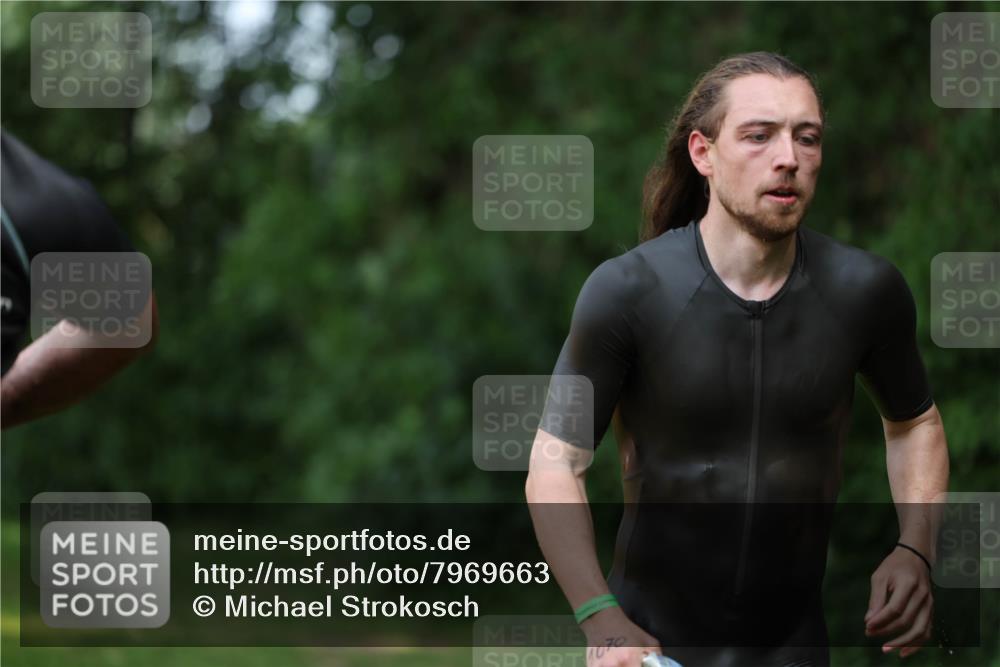 15.06.2025 - 7 Türme Triathlon Michael Strokosch http://msf.ph/oto/7969663 15.06.2025 12:56:40 Schwimmen 767, 786, 842, 851, 868, 886, 901, 963, 1003, 1028, 1060, 1070, 1077, 1132, 1175, 1198 meine-sportfotos.de