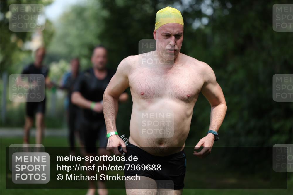 15.06.2025 - 7 Türme Triathlon Michael Strokosch http://msf.ph/oto/7969688 15.06.2025 12:56:42 Schwimmen 767, 786, 851, 868, 886, 901, 910, 963, 1003, 1028, 1060, 1070, 1077, 1132, 1175, 1198 meine-sportfotos.de