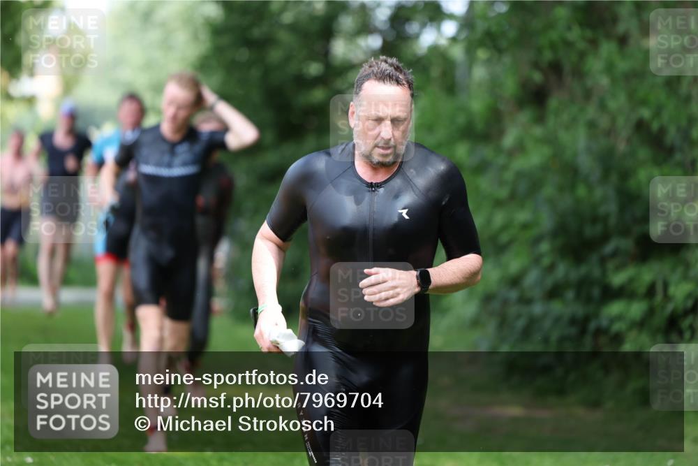 15.06.2025 - 7 Türme Triathlon Michael Strokosch http://msf.ph/oto/7969704 15.06.2025 12:56:44 Schwimmen 767, 786, 851, 868, 886, 901, 910, 1003, 1028, 1060, 1070, 1077, 1132, 1175, 1198 meine-sportfotos.de