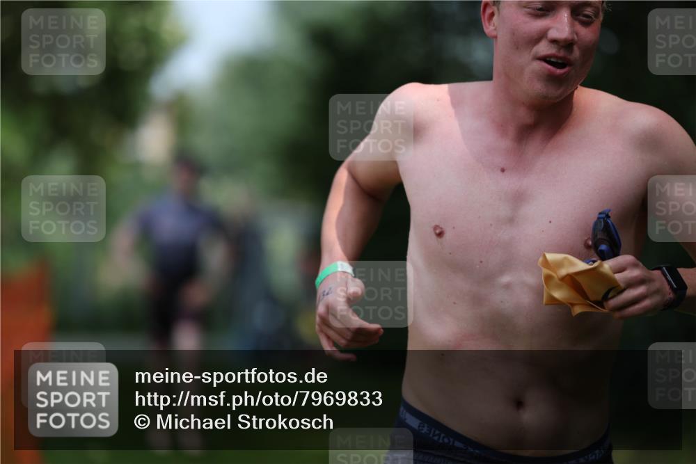 15.06.2025 - 7 Türme Triathlon Michael Strokosch http://msf.ph/oto/7969833 15.06.2025 12:56:53 Schwimmen 868, 886, 901, 910, 915, 988, 1003, 1028, 1033, 1074, 1095, 1132, 1167, 1175, 1198 meine-sportfotos.de
