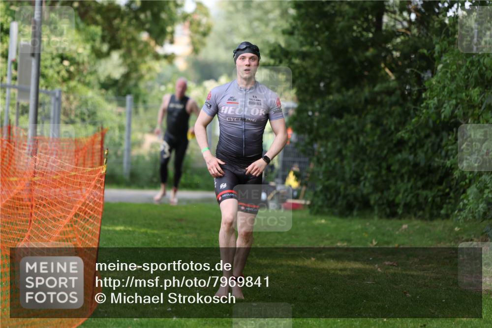 15.06.2025 - 7 Türme Triathlon Michael Strokosch http://msf.ph/oto/7969841 15.06.2025 12:56:55 Schwimmen 868, 886, 901, 910, 915, 988, 1003, 1028, 1033, 1074, 1095, 1132, 1167, 1175, 1198 meine-sportfotos.de