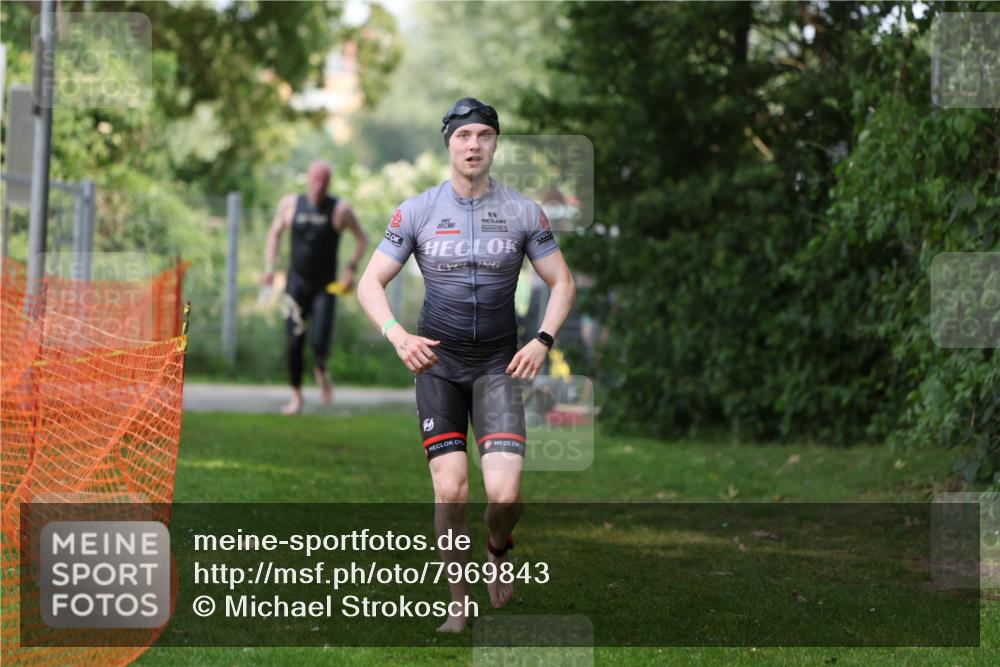 15.06.2025 - 7 Türme Triathlon Michael Strokosch http://msf.ph/oto/7969843 15.06.2025 12:56:55 Schwimmen 868, 886, 901, 910, 915, 988, 1003, 1028, 1033, 1074, 1095, 1132, 1167, 1175, 1198 meine-sportfotos.de