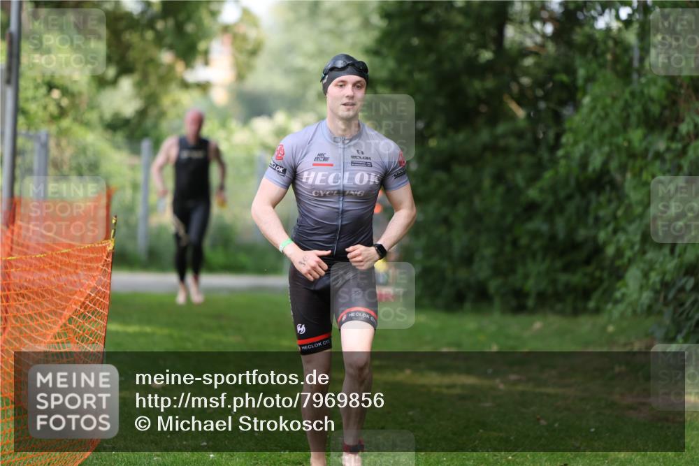 15.06.2025 - 7 Türme Triathlon Michael Strokosch http://msf.ph/oto/7969856 15.06.2025 12:56:56 Schwimmen 901, 910, 915, 988, 1003, 1028, 1033, 1074, 1095, 1132, 1167, 1175, 1198 meine-sportfotos.de