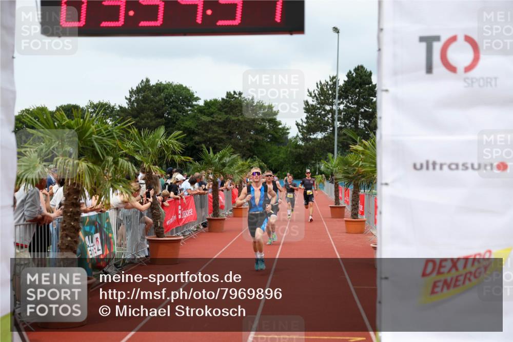 15.06.2025 - 7 Türme Triathlon Michael Strokosch http://msf.ph/oto/7969896 15.06.2025 13:54:37 Ziel 701, 707, 901, 913, 1116 meine-sportfotos.de