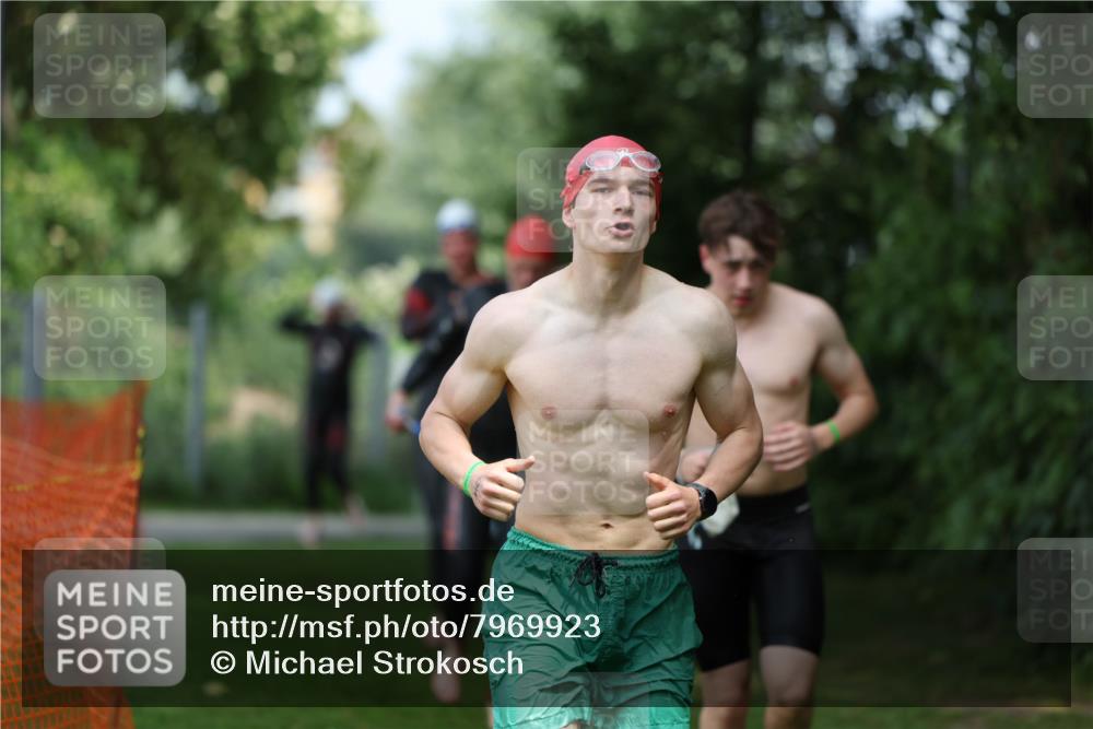 15.06.2025 - 7 Türme Triathlon Michael Strokosch http://msf.ph/oto/7969923 15.06.2025 12:57:06 Schwimmen 736, 774, 889, 910, 915, 988, 1031, 1033, 1049, 1064, 1074, 1087, 1095, 1116, 1136, 1164, 1166, 1167 meine-sportfotos.de