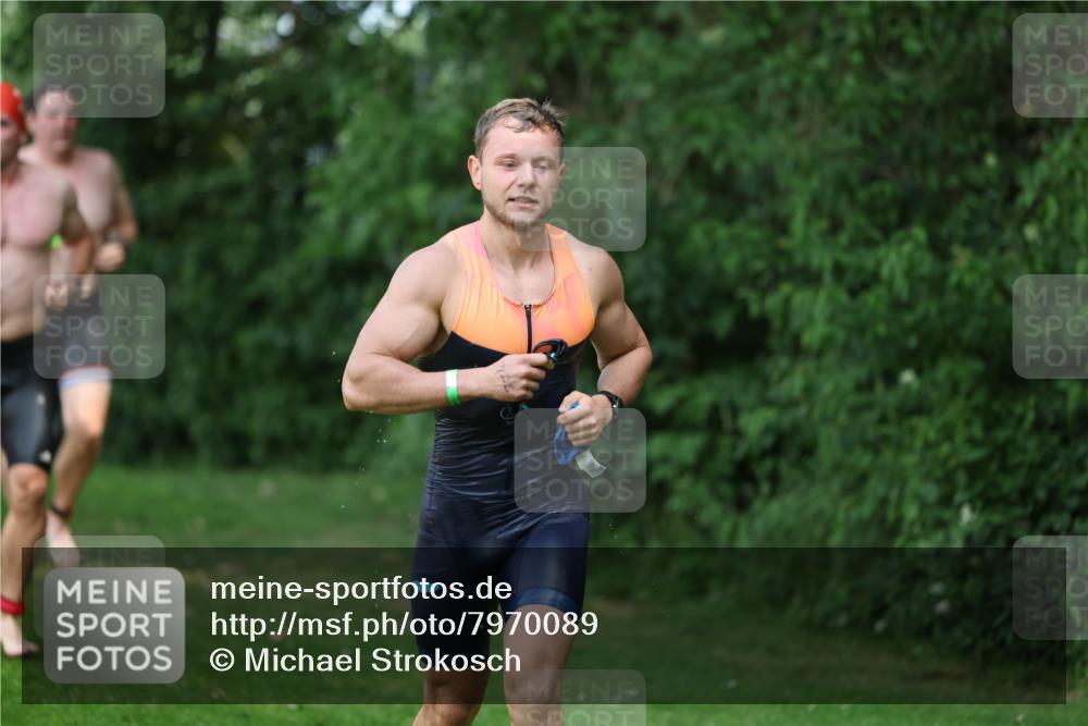 15.06.2025 - 7 Türme Triathlon Michael Strokosch http://msf.ph/oto/7970089 15.06.2025 12:57:23 Schwimmen 709, 736, 774, 793, 857, 889, 913, 944, 986, 1031, 1033, 1047, 1049, 1055, 1064, 1087, 1114, 1116, 1117, 1121, 1136, 1142, 1164, 1166 meine-sportfotos.de
