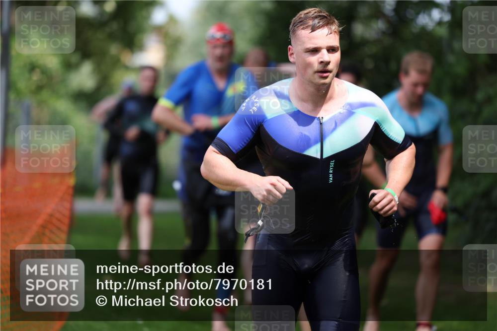 15.06.2025 - 7 Türme Triathlon Michael Strokosch http://msf.ph/oto/7970181 15.06.2025 12:57:34 Schwimmen 196, 709, 736, 774, 793, 837, 857, 913, 926, 942, 944, 971, 986, 989, 1047, 1049, 1055, 1087, 1101, 1114, 1117, 1121, 1142, 1157, 1164 meine-sportfotos.de