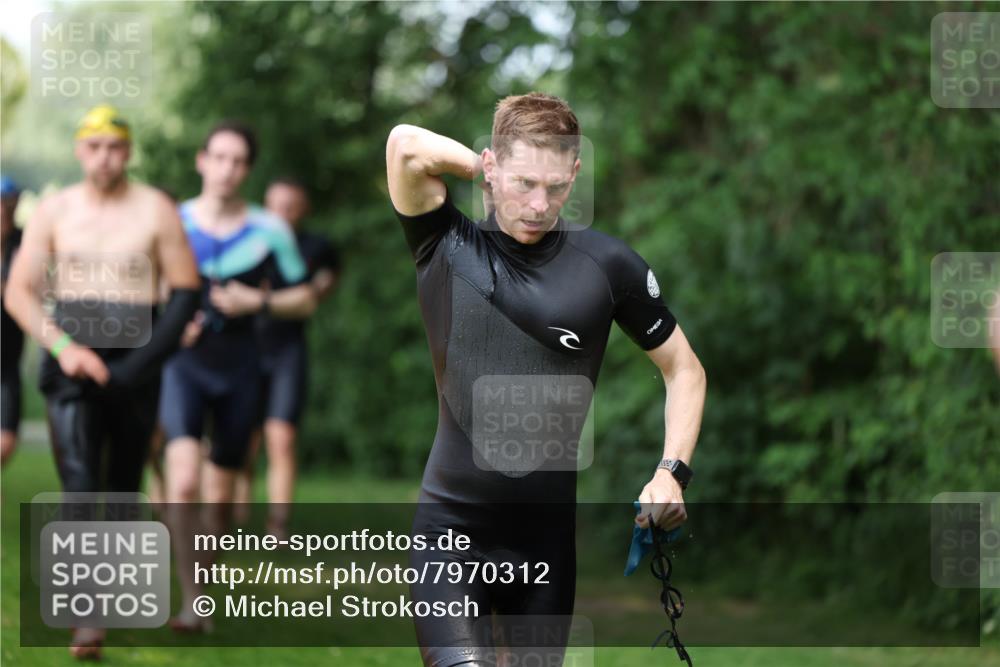 15.06.2025 - 7 Türme Triathlon Michael Strokosch http://msf.ph/oto/7970312 15.06.2025 12:57:48 Schwimmen 196, 775, 793, 837, 926, 942, 944, 971, 986, 989, 1004, 1010, 1054, 1101, 1117, 1121, 1157, 1186, 1193 meine-sportfotos.de