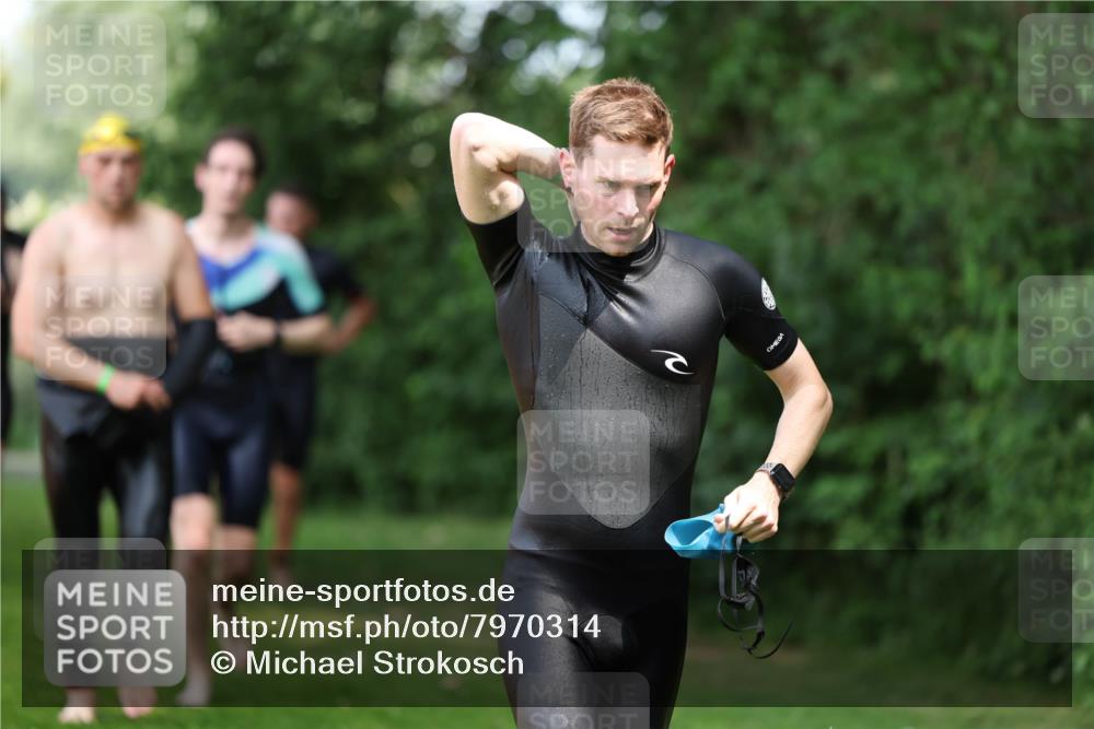 15.06.2025 - 7 Türme Triathlon Michael Strokosch http://msf.ph/oto/7970314 15.06.2025 12:57:48 Schwimmen 196, 775, 793, 837, 926, 942, 944, 971, 986, 989, 1004, 1010, 1054, 1101, 1117, 1121, 1157, 1186, 1193 meine-sportfotos.de
