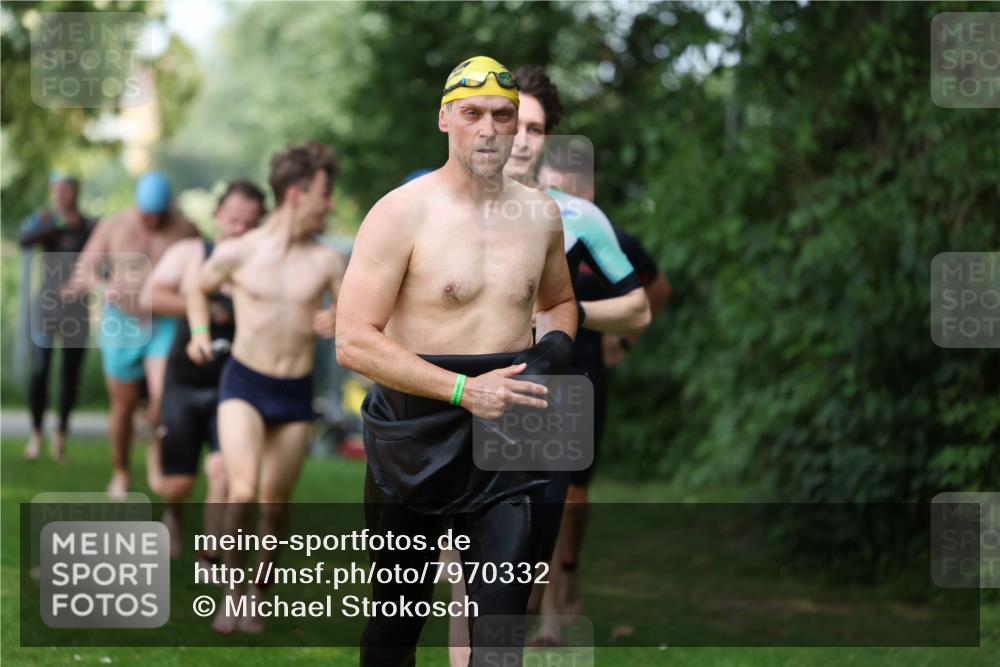 15.06.2025 - 7 Türme Triathlon Michael Strokosch http://msf.ph/oto/7970332 15.06.2025 12:57:50 Schwimmen 196, 704, 775, 837, 926, 942, 944, 971, 989, 1004, 1010, 1054, 1069, 1101, 1121, 1157, 1186, 1193 meine-sportfotos.de