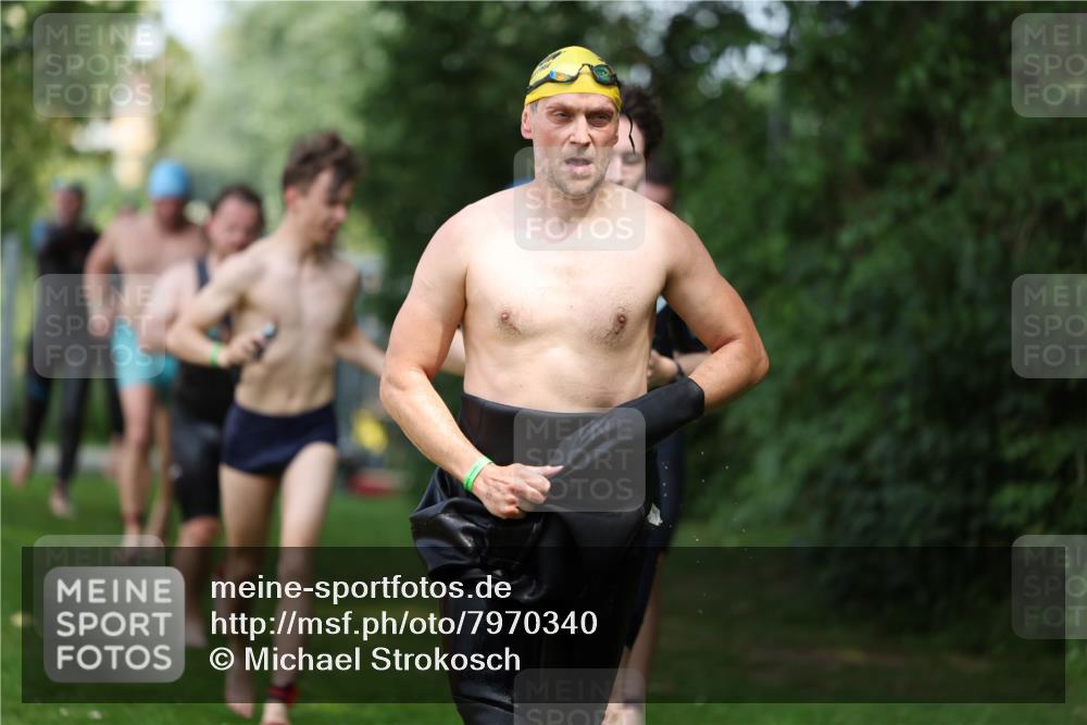 15.06.2025 - 7 Türme Triathlon Michael Strokosch http://msf.ph/oto/7970340 15.06.2025 12:57:50 Schwimmen 196, 704, 775, 837, 926, 942, 944, 971, 989, 1004, 1010, 1054, 1069, 1101, 1121, 1157, 1186, 1193 meine-sportfotos.de
