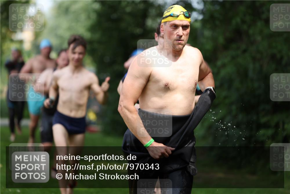 15.06.2025 - 7 Türme Triathlon Michael Strokosch http://msf.ph/oto/7970343 15.06.2025 12:57:51 Schwimmen 196, 704, 775, 837, 926, 942, 971, 989, 1004, 1010, 1054, 1069, 1101, 1121, 1157, 1186, 1193 meine-sportfotos.de