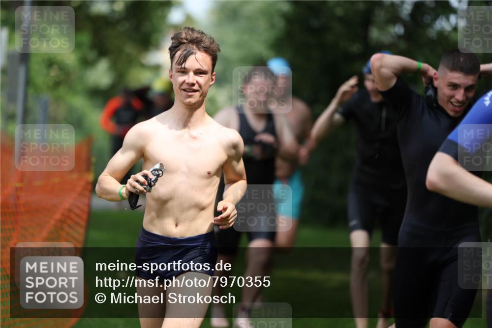 15.06.2025 - 7 Türme Triathlon Michael Strokosch http://msf.ph/oto/7970355 15.06.2025 12:57:52 Schwimmen 196, 704, 775, 837, 926, 942, 971, 989, 1004, 1010, 1054, 1069, 1101, 1121, 1157, 1186, 1193 meine-sportfotos.de