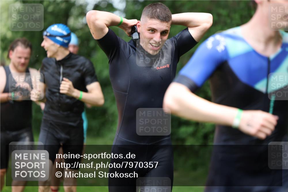 15.06.2025 - 7 Türme Triathlon Michael Strokosch http://msf.ph/oto/7970357 15.06.2025 12:57:52 Schwimmen 196, 704, 775, 837, 926, 942, 971, 989, 1004, 1010, 1054, 1069, 1101, 1121, 1157, 1186, 1193 meine-sportfotos.de