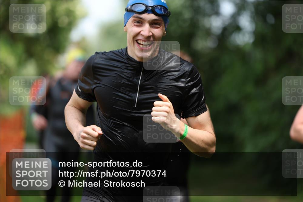 15.06.2025 - 7 Türme Triathlon Michael Strokosch http://msf.ph/oto/7970374 15.06.2025 12:57:54 Schwimmen 196, 704, 775, 837, 853, 926, 942, 956, 971, 989, 1004, 1010, 1054, 1069, 1101, 1157, 1186, 1193 meine-sportfotos.de