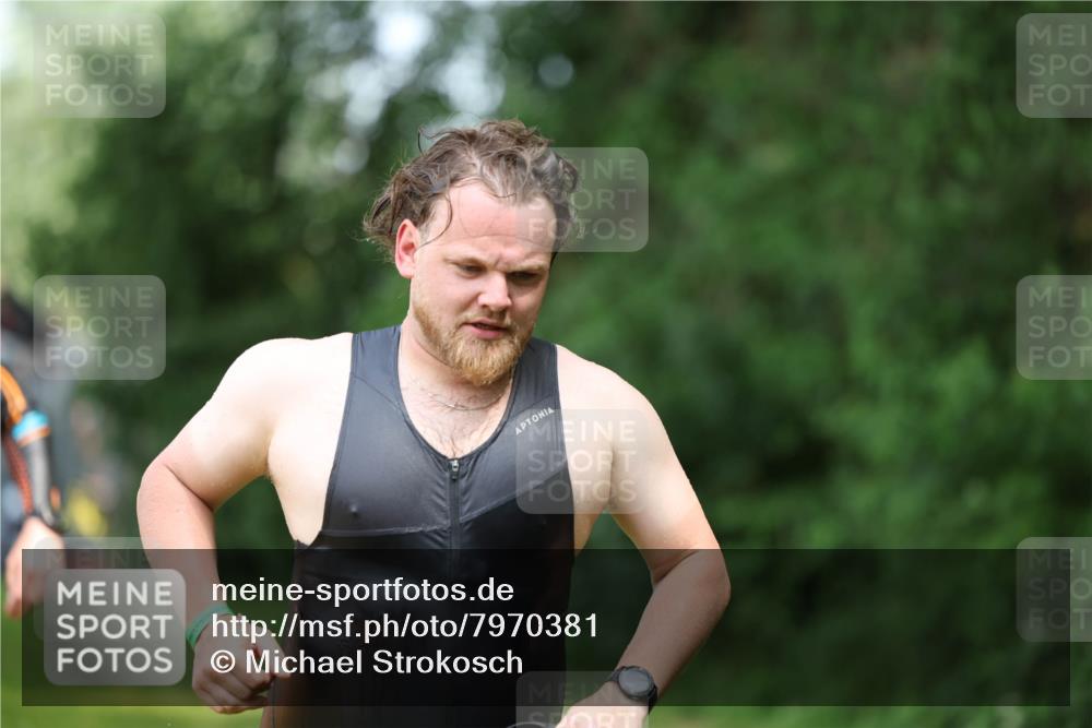 15.06.2025 - 7 Türme Triathlon Michael Strokosch http://msf.ph/oto/7970381 15.06.2025 12:57:55 Schwimmen 196, 704, 775, 837, 853, 926, 942, 956, 971, 989, 1004, 1010, 1054, 1069, 1101, 1127, 1141, 1157, 1162, 1186, 1193 meine-sportfotos.de