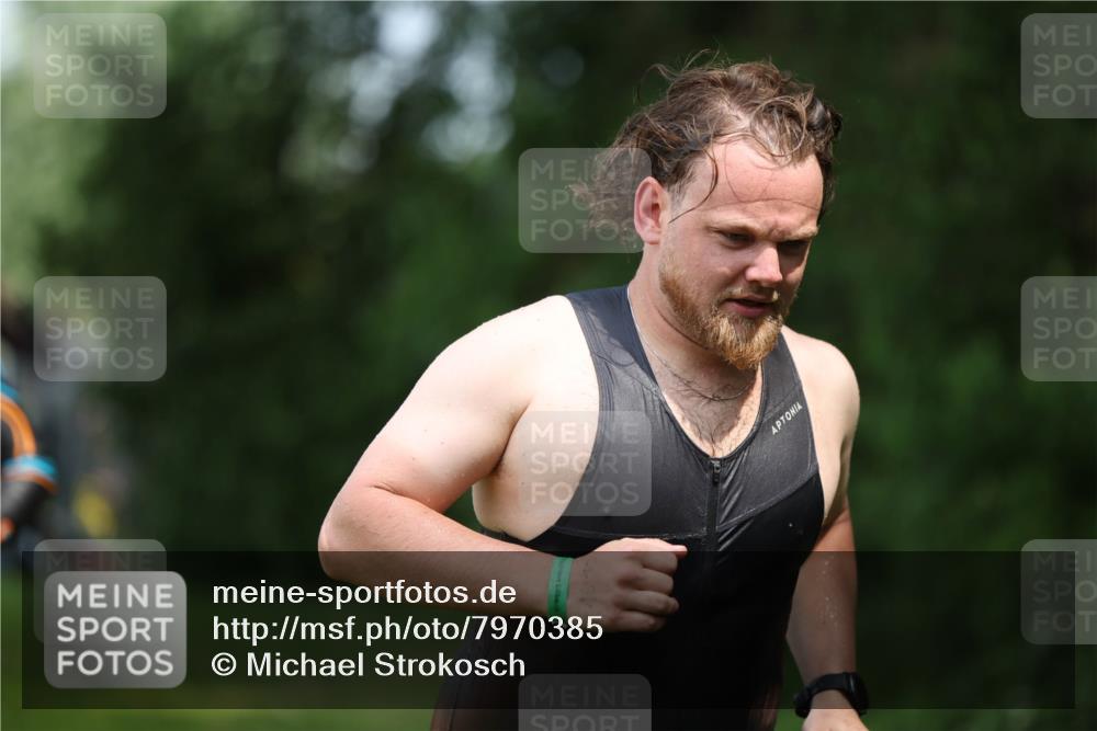 15.06.2025 - 7 Türme Triathlon Michael Strokosch http://msf.ph/oto/7970385 15.06.2025 12:57:55 Schwimmen 196, 704, 775, 837, 853, 926, 942, 956, 971, 989, 1004, 1010, 1054, 1069, 1101, 1127, 1141, 1157, 1162, 1186, 1193 meine-sportfotos.de