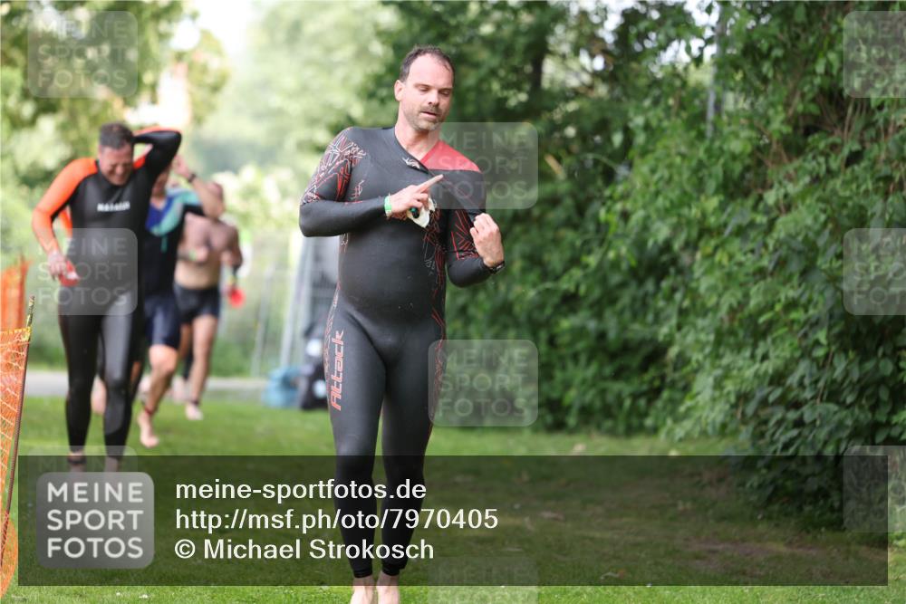 15.06.2025 - 7 Türme Triathlon Michael Strokosch http://msf.ph/oto/7970405 15.06.2025 12:57:57 Schwimmen 196, 704, 775, 837, 853, 926, 942, 956, 971, 974, 989, 1004, 1010, 1052, 1054, 1069, 1101, 1127, 1141, 1157, 1162, 1186, 1193 meine-sportfotos.de