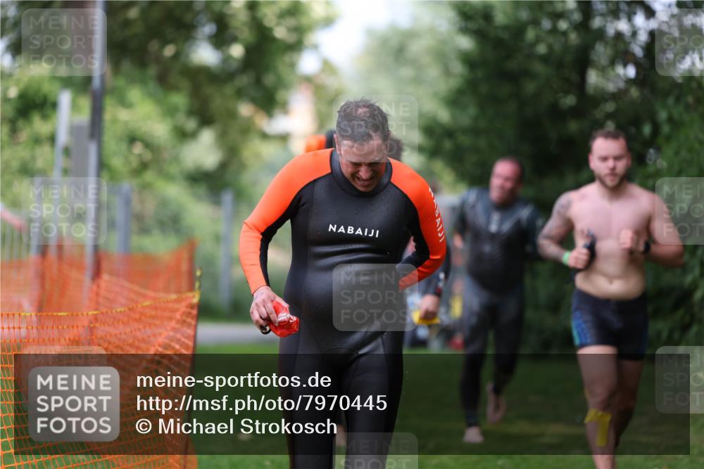 15.06.2025 - 7 Türme Triathlon Michael Strokosch http://msf.ph/oto/7970445 15.06.2025 12:58:02 Schwimmen 704, 717, 773, 775, 798, 853, 926, 942, 956, 971, 974, 1004, 1010, 1052, 1054, 1069, 1106, 1127, 1141, 1157, 1162, 1186, 1193 meine-sportfotos.de