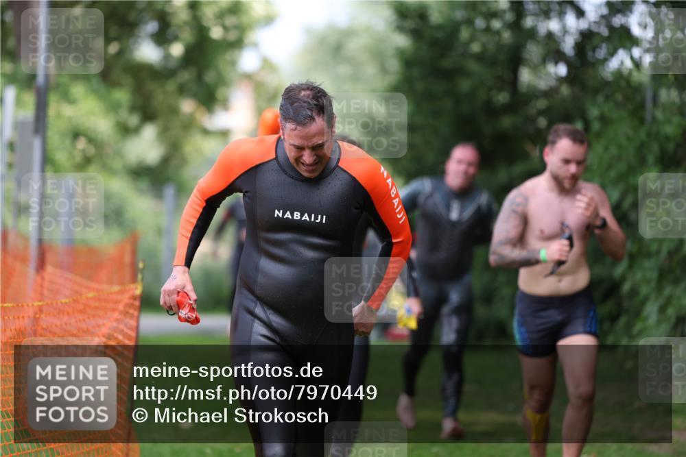 15.06.2025 - 7 Türme Triathlon Michael Strokosch http://msf.ph/oto/7970449 15.06.2025 12:58:02 Schwimmen 704, 717, 773, 775, 798, 853, 926, 942, 956, 971, 974, 1004, 1010, 1052, 1054, 1069, 1106, 1127, 1141, 1157, 1162, 1186, 1193 meine-sportfotos.de