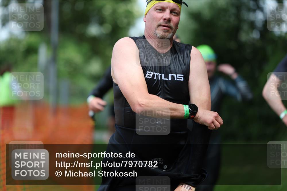 15.06.2025 - 7 Türme Triathlon Michael Strokosch http://msf.ph/oto/7970782 15.06.2025 12:58:35 Schwimmen 192, 739, 794, 795, 807, 815, 832, 884, 899, 935, 938, 1005, 1007, 1044, 1057, 1059, 1085, 1102, 1139, 1143, 1146, 1168, 1180, 1187 meine-sportfotos.de