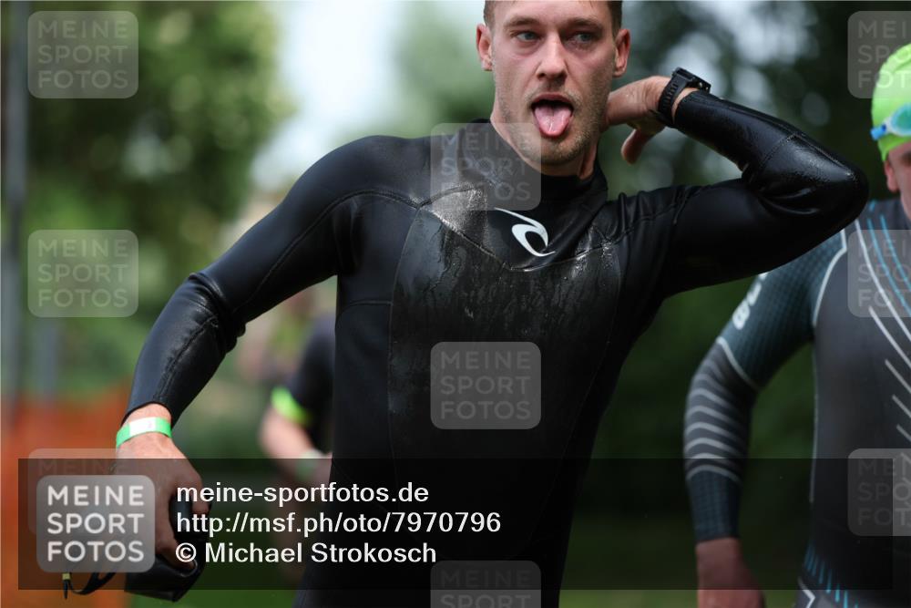 15.06.2025 - 7 Türme Triathlon Michael Strokosch http://msf.ph/oto/7970796 15.06.2025 12:58:36 Schwimmen 739, 794, 795, 807, 815, 832, 884, 899, 935, 938, 953, 1005, 1007, 1044, 1057, 1059, 1085, 1102, 1139, 1143, 1146, 1168, 1180, 1187 meine-sportfotos.de