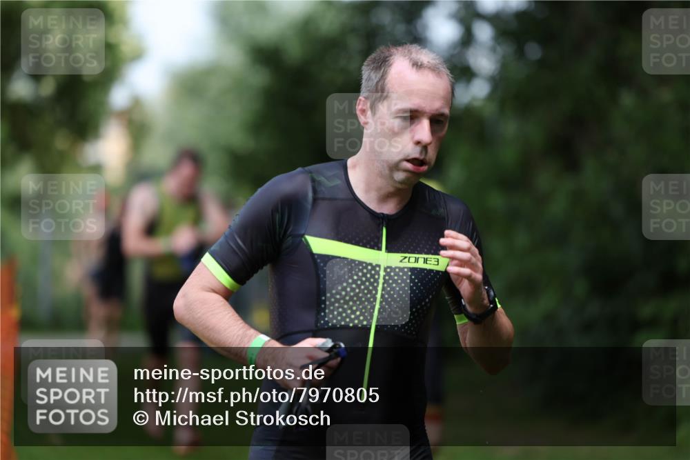 15.06.2025 - 7 Türme Triathlon Michael Strokosch http://msf.ph/oto/7970805 15.06.2025 12:58:37 Schwimmen 739, 794, 795, 807, 815, 832, 884, 899, 935, 938, 953, 1005, 1007, 1044, 1057, 1059, 1102, 1139, 1143, 1146, 1168, 1180, 1187 meine-sportfotos.de