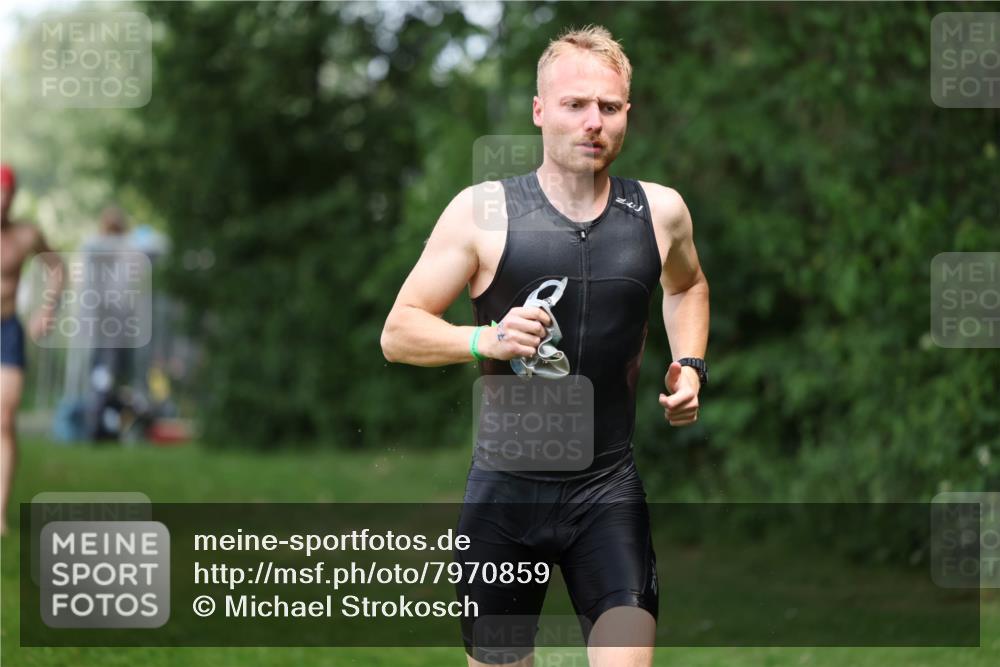 15.06.2025 - 7 Türme Triathlon Michael Strokosch http://msf.ph/oto/7970859 15.06.2025 12:58:43 Schwimmen 739, 794, 807, 826, 832, 860, 884, 899, 935, 953, 1005, 1007, 1057, 1102, 1134, 1139, 1143, 1146, 1168, 1180, 1187 meine-sportfotos.de