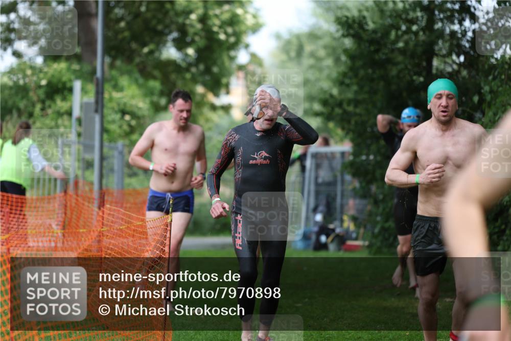15.06.2025 - 7 Türme Triathlon Michael Strokosch http://msf.ph/oto/7970898 15.06.2025 12:58:49 Schwimmen 194, 739, 826, 845, 860, 884, 953, 1005, 1007, 1057, 1066, 1134, 1139, 1168, 1180 meine-sportfotos.de