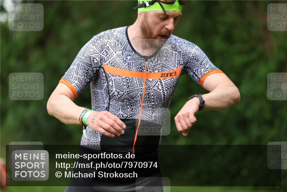 15.06.2025 - 7 Türme Triathlon Michael Strokosch http://msf.ph/oto/7970974 15.06.2025 12:58:58 Schwimmen 194, 754, 816, 826, 845, 860, 884, 953, 1005, 1057, 1066, 1134, 1139, 1154, 1168 meine-sportfotos.de