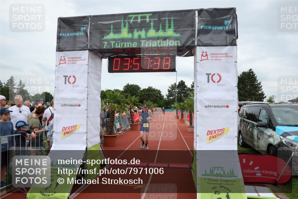 15.06.2025 - 7 Türme Triathlon Michael Strokosch http://msf.ph/oto/7971006 15.06.2025 13:57:38 Ziel 1077 meine-sportfotos.de