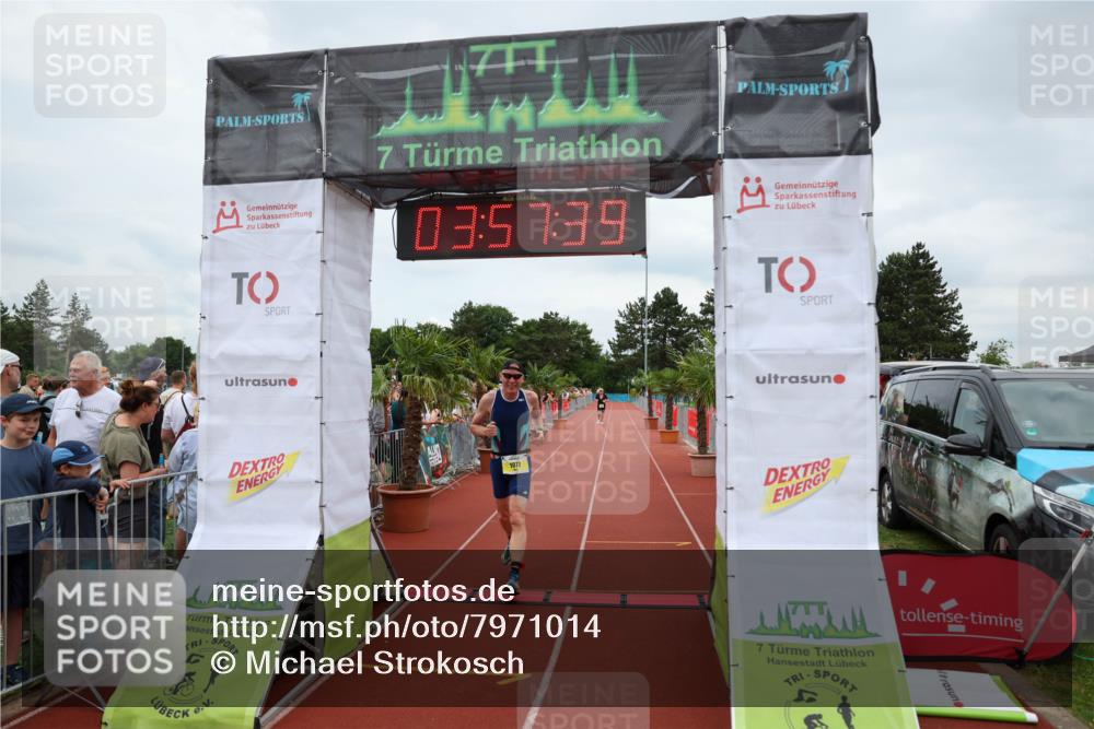 15.06.2025 - 7 Türme Triathlon Michael Strokosch http://msf.ph/oto/7971014 15.06.2025 13:57:38 Ziel 1077 meine-sportfotos.de