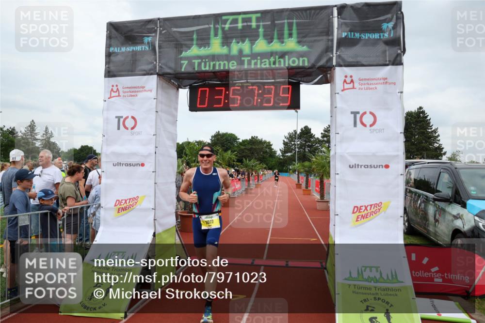 15.06.2025 - 7 Türme Triathlon Michael Strokosch http://msf.ph/oto/7971023 15.06.2025 13:57:39 Ziel 1077 meine-sportfotos.de