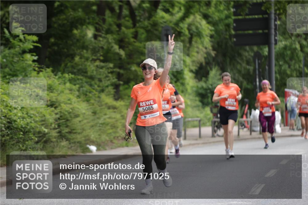 15.06.2025 - REWE Women's Run Jannik Wohlers http://msf.ph/oto/7971025 15.06.2025 10:06:13 Laufen 5085, 55, 5579 meine-sportfotos.de