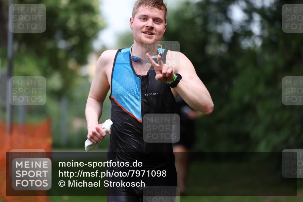 15.06.2025 - 7 Türme Triathlon Michael Strokosch http://msf.ph/oto/7971098 15.06.2025 12:59:13 Schwimmen 194, 743, 750, 754, 816, 845, 860, 875, 975, 1063, 1066, 1097, 1154 meine-sportfotos.de