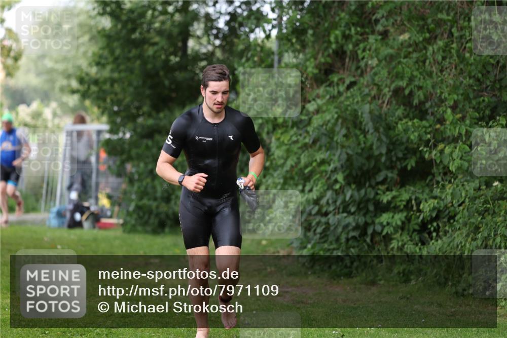 15.06.2025 - 7 Türme Triathlon Michael Strokosch http://msf.ph/oto/7971109 15.06.2025 12:59:15 Schwimmen 194, 743, 750, 754, 816, 875, 975, 1063, 1066, 1097, 1154 meine-sportfotos.de
