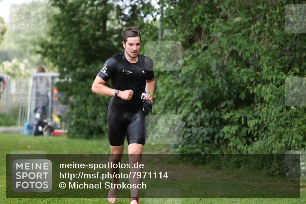 15.06.2025 - 7 Türme Triathlon Michael Strokosch http://msf.ph/oto/7971114 15.06.2025 12:59:15 Schwimmen 194, 743, 750, 754, 816, 875, 975, 1063, 1066, 1097, 1154 meine-sportfotos.de