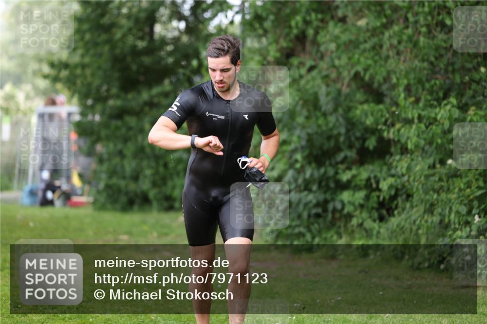 15.06.2025 - 7 Türme Triathlon Michael Strokosch http://msf.ph/oto/7971123 15.06.2025 12:59:16 Schwimmen 194, 743, 750, 754, 816, 875, 975, 1063, 1066, 1097, 1154 meine-sportfotos.de